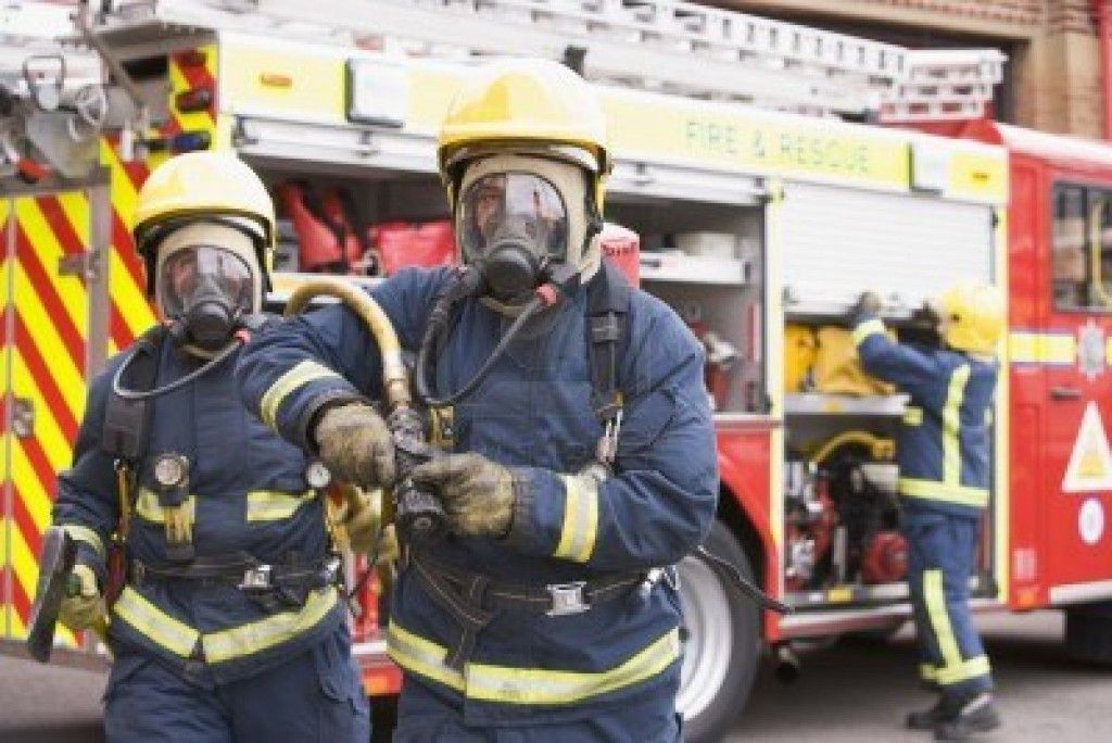 Bomberos realizando ejercicio físico